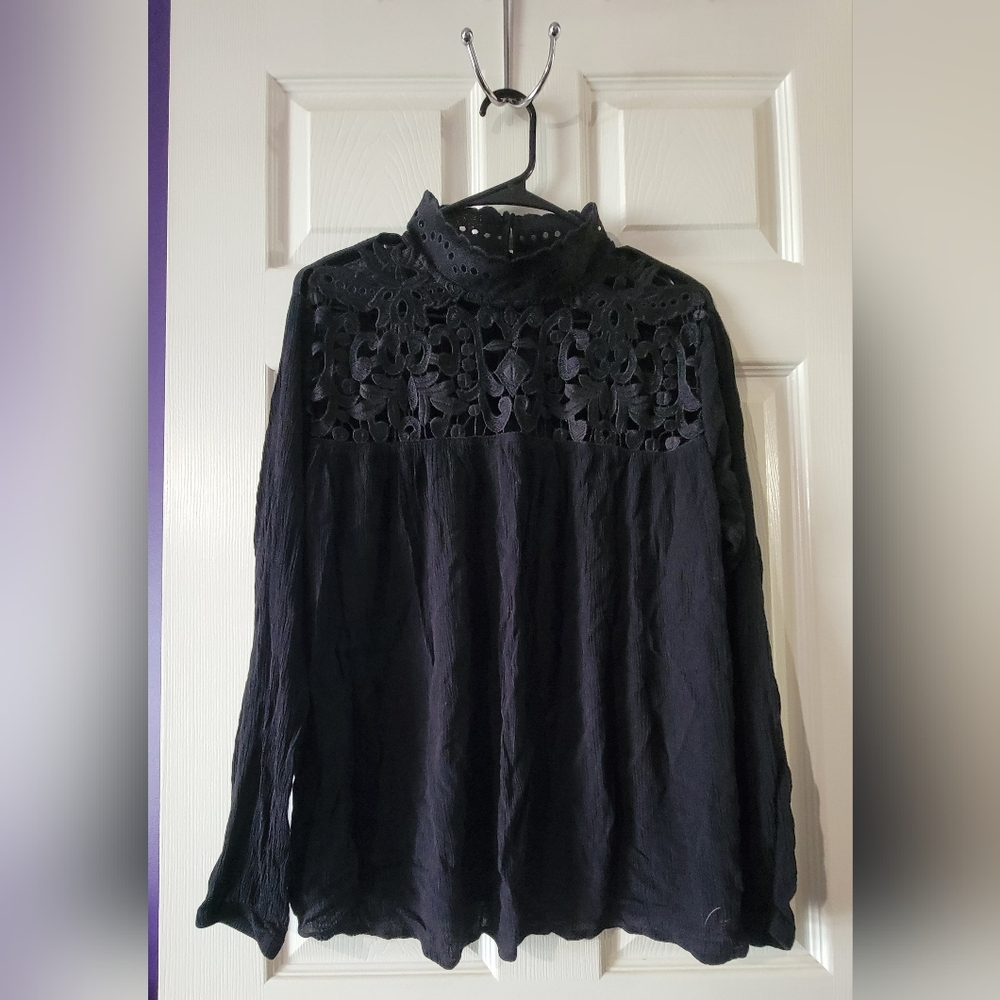 WhoWhatWear black top with lacy details size XXL